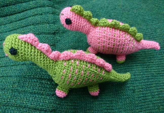ピンクの恐竜 一個 あみぐるみ 編み物 ぬいぐるみ - その他